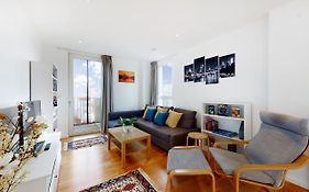 Lovely 2 Bedroom Flat With Balcony In Stratford
